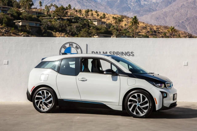 2017 BMW i3  RWD photo