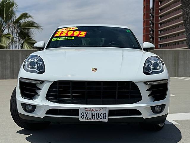 2018 Porsche Macan  AWD photo