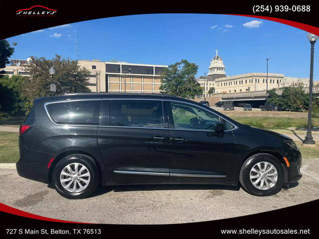 2017 Chrysler Pacifica Minivan Touring-L FWD photo