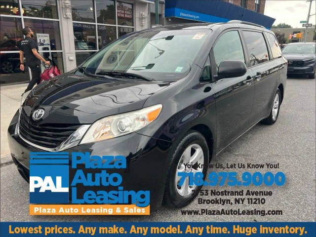 2015 Toyota Sienna LE FWD photo