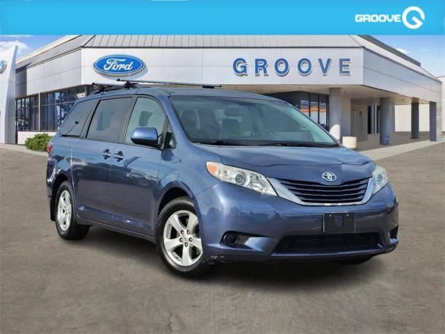 2015 Toyota Sienna LE FWD photo