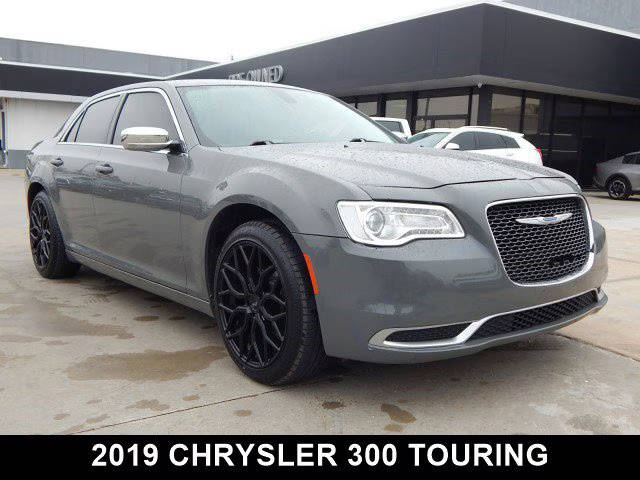 2019 Chrysler 300 Touring RWD photo