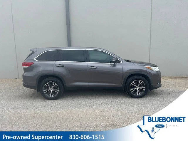 2019 Toyota Highlander LE FWD photo