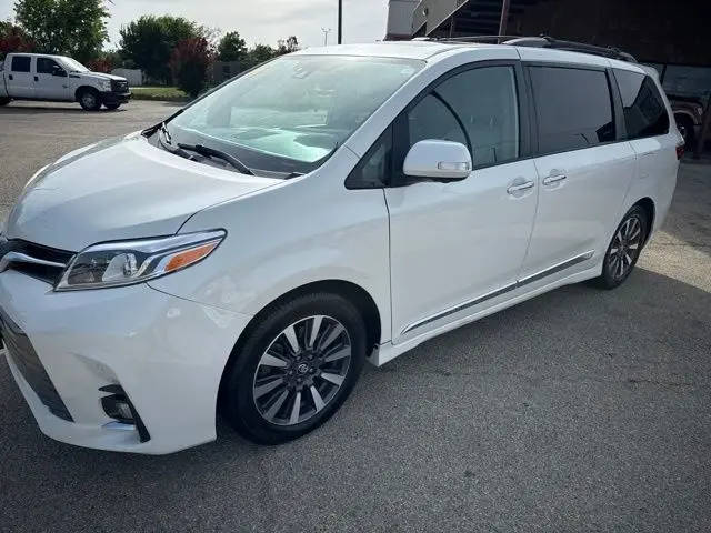 2019 Toyota Sienna Limited Premium FWD photo