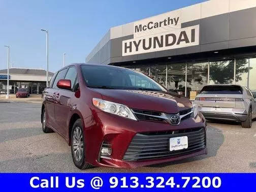 2019 Toyota Sienna XLE FWD photo