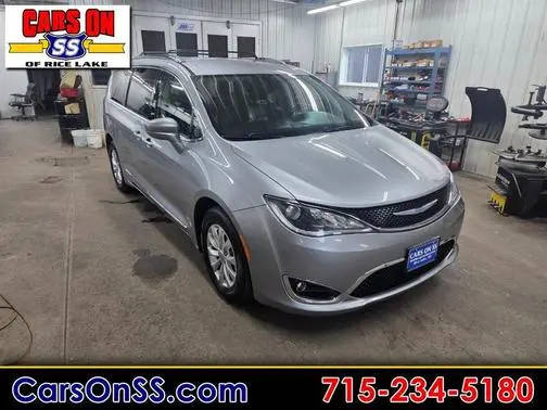 2018 Chrysler Pacifica Minivan Touring L FWD photo