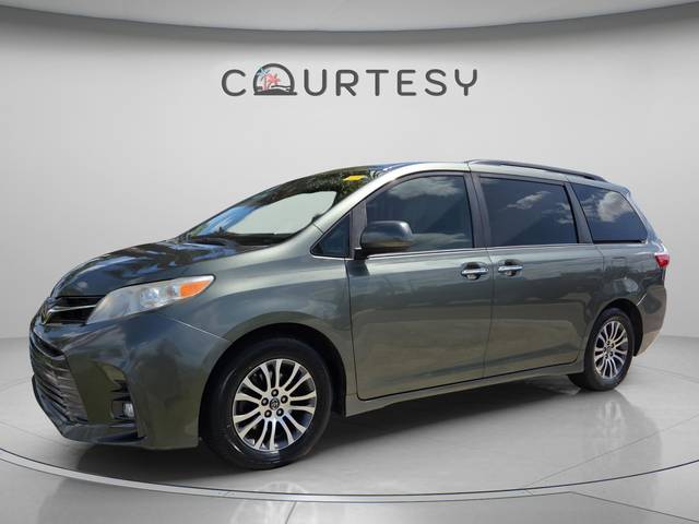 2019 Toyota Sienna XLE FWD photo