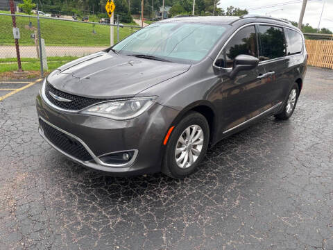2018 Chrysler Pacifica Minivan Touring L FWD photo