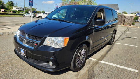 2017 Dodge Grand Caravan SXT FWD photo