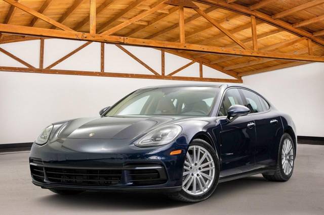 2018 Porsche Panamera  RWD photo