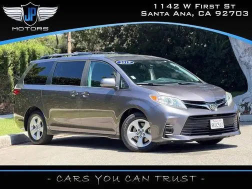 2019 Toyota Sienna LE FWD photo