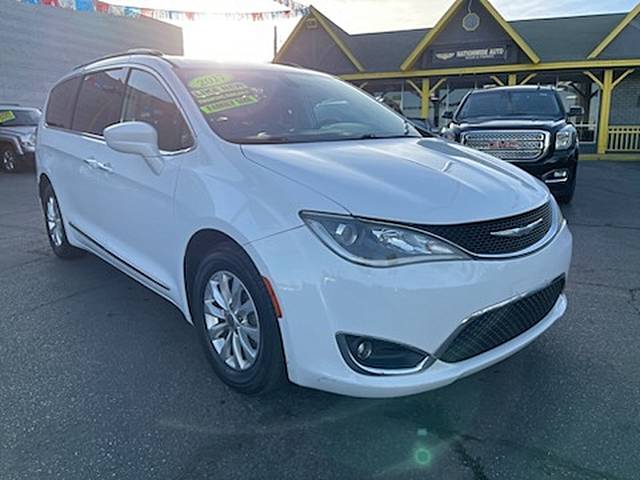 2017 Chrysler Pacifica Minivan Touring-L FWD photo