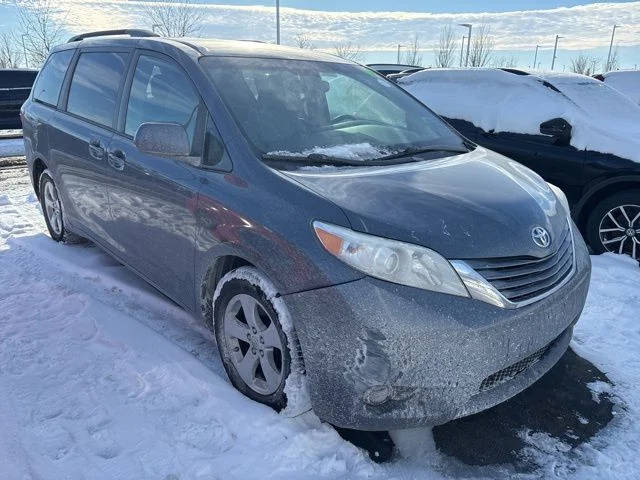 2017 Toyota Sienna LE FWD photo