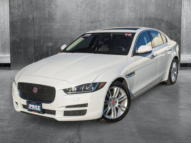 2019 Jaguar XE 25t Premium AWD photo