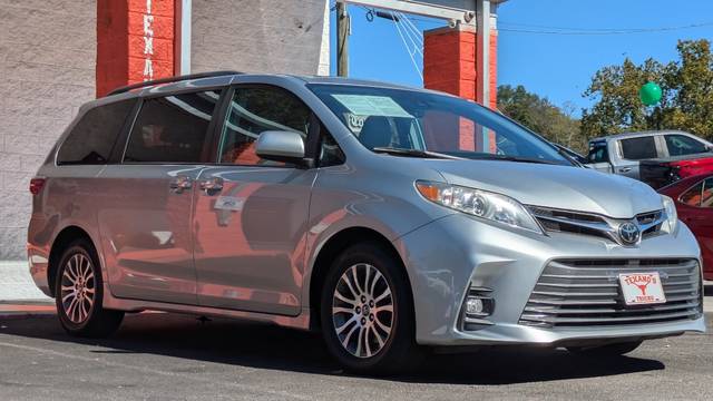 2019 Toyota Sienna XLE FWD photo