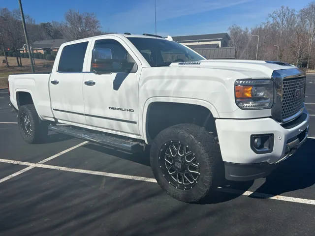 2017 GMC Sierra 2500HD Denali 4WD photo