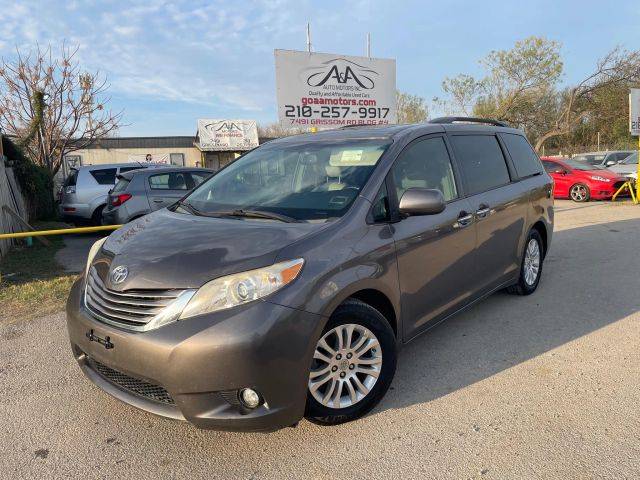 2015 Toyota Sienna XLE FWD photo