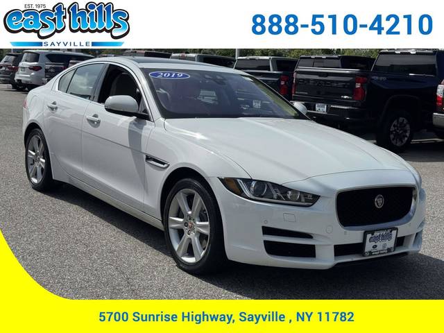 2019 Jaguar XE 25t Premium AWD photo