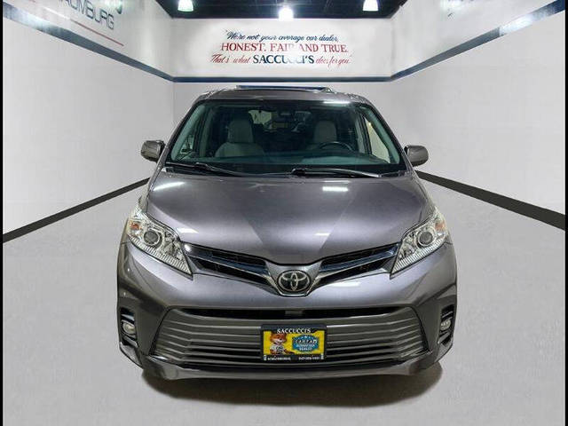 2019 Toyota Sienna XLE FWD photo