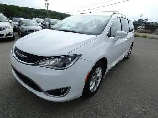 2018 Chrysler Pacifica Minivan Touring L FWD photo