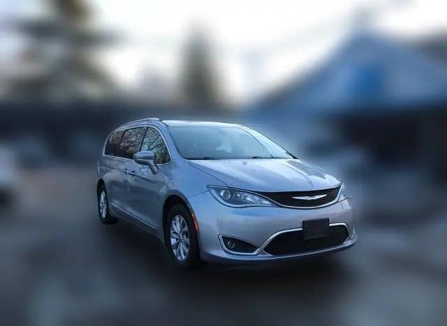 2018 Chrysler Pacifica Minivan Touring L FWD photo