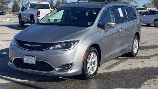 2017 Chrysler Pacifica Minivan Touring-L FWD photo