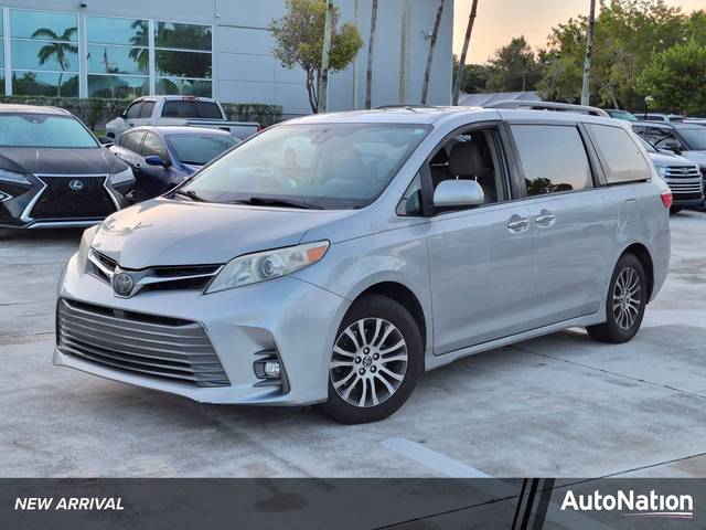2019 Toyota Sienna XLE FWD photo