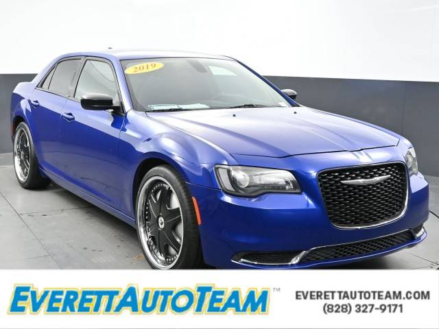2019 Chrysler 300 Touring RWD photo