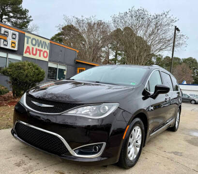 2018 Chrysler Pacifica Minivan Touring L FWD photo