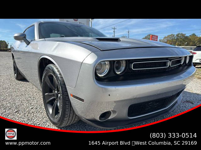 2017 Dodge Challenger SXT RWD photo