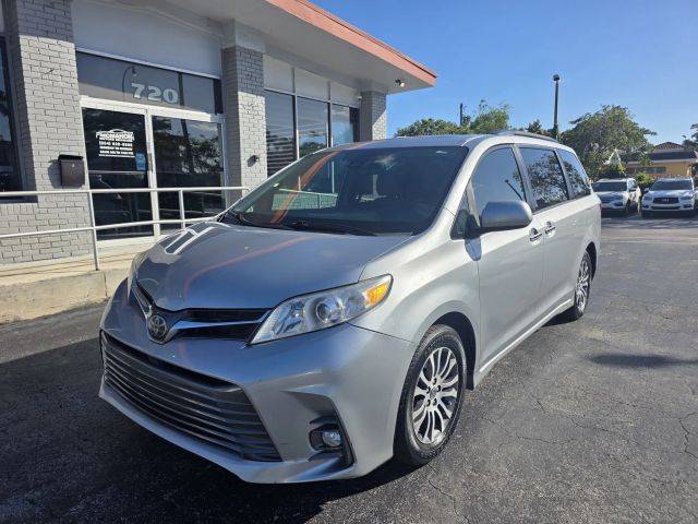 2019 Toyota Sienna XLE FWD photo