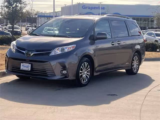 2019 Toyota Sienna XLE FWD photo