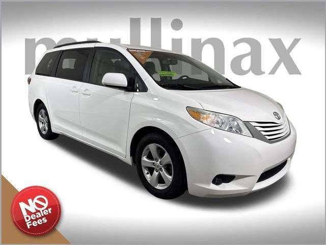 2015 Toyota Sienna LE FWD photo