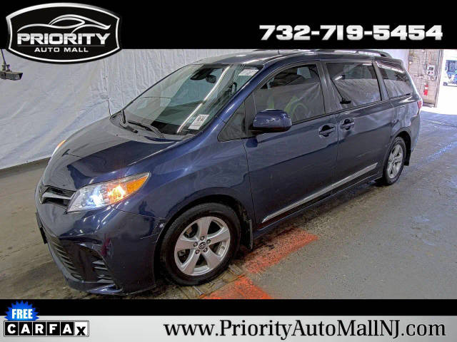 2019 Toyota Sienna LE FWD photo