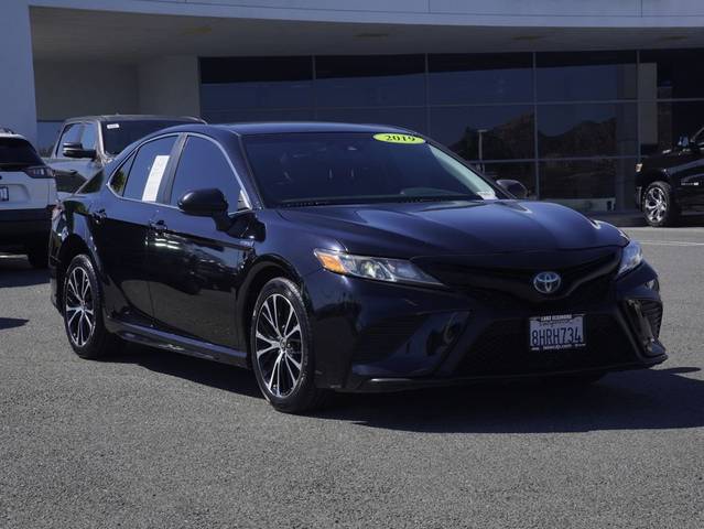 2019 Toyota Camry Hybrid SE FWD photo