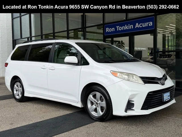 2018 Toyota Sienna LE FWD photo