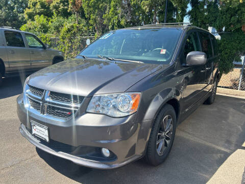 2017 Dodge Grand Caravan SXT FWD photo