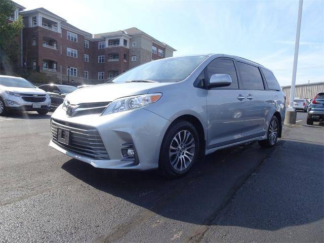 2019 Toyota Sienna XLE FWD photo