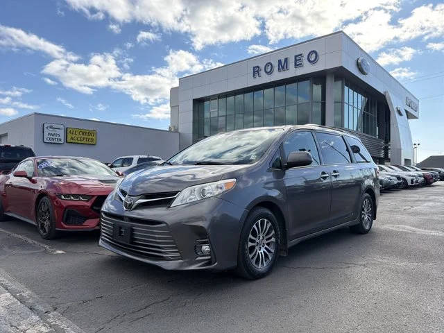 2019 Toyota Sienna XLE FWD photo