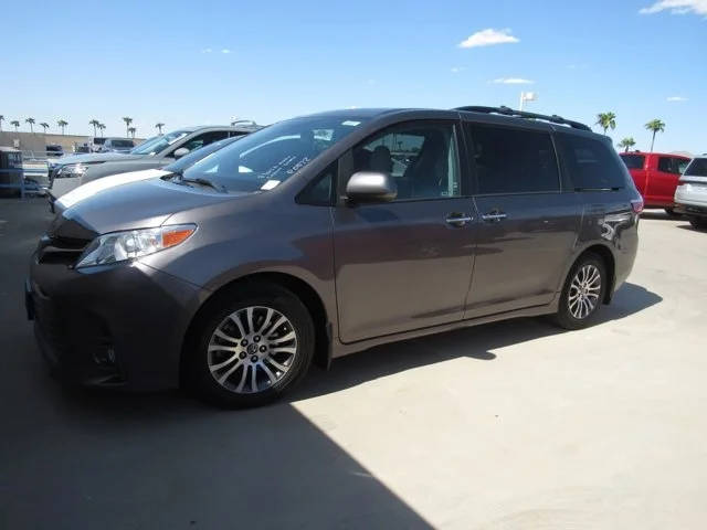 2019 Toyota Sienna XLE FWD photo