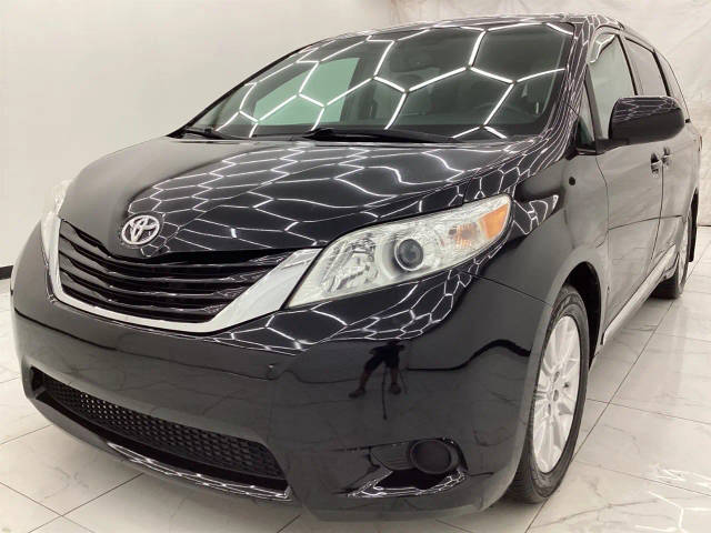 2015 Toyota Sienna LE AWD photo