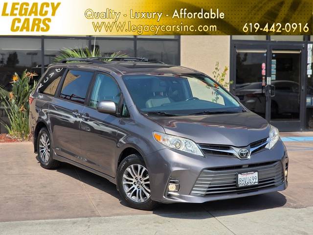 2019 Toyota Sienna XLE FWD photo