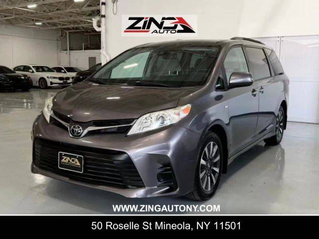 2019 Toyota Sienna LE AWD photo