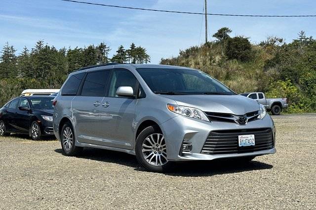 2019 Toyota Sienna XLE FWD photo