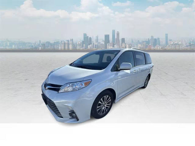 2019 Toyota Sienna XLE FWD photo