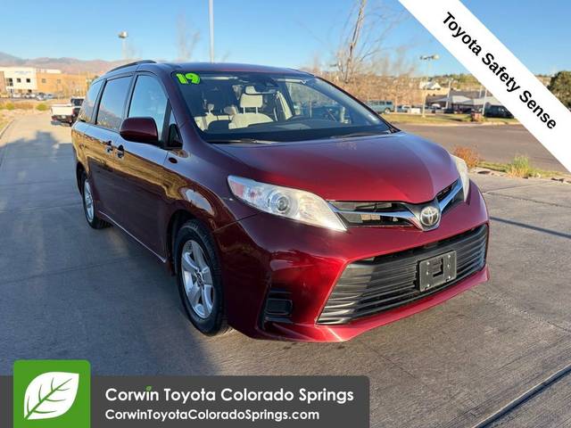 2019 Toyota Sienna LE FWD photo