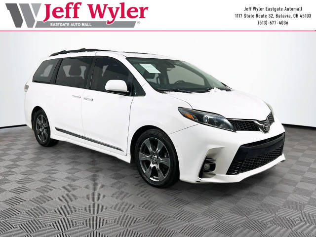 2018 Toyota Sienna SE Premium FWD photo