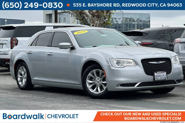 2019 Chrysler 300 Touring RWD photo