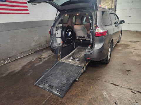 2018 Toyota Sienna LE FWD photo