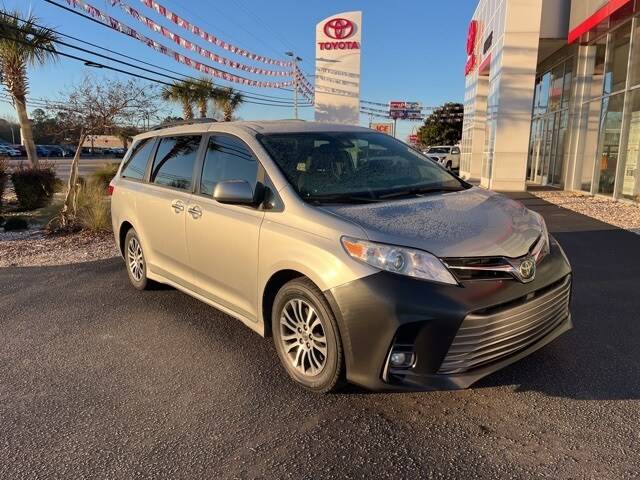 2019 Toyota Sienna XLE Premium FWD photo